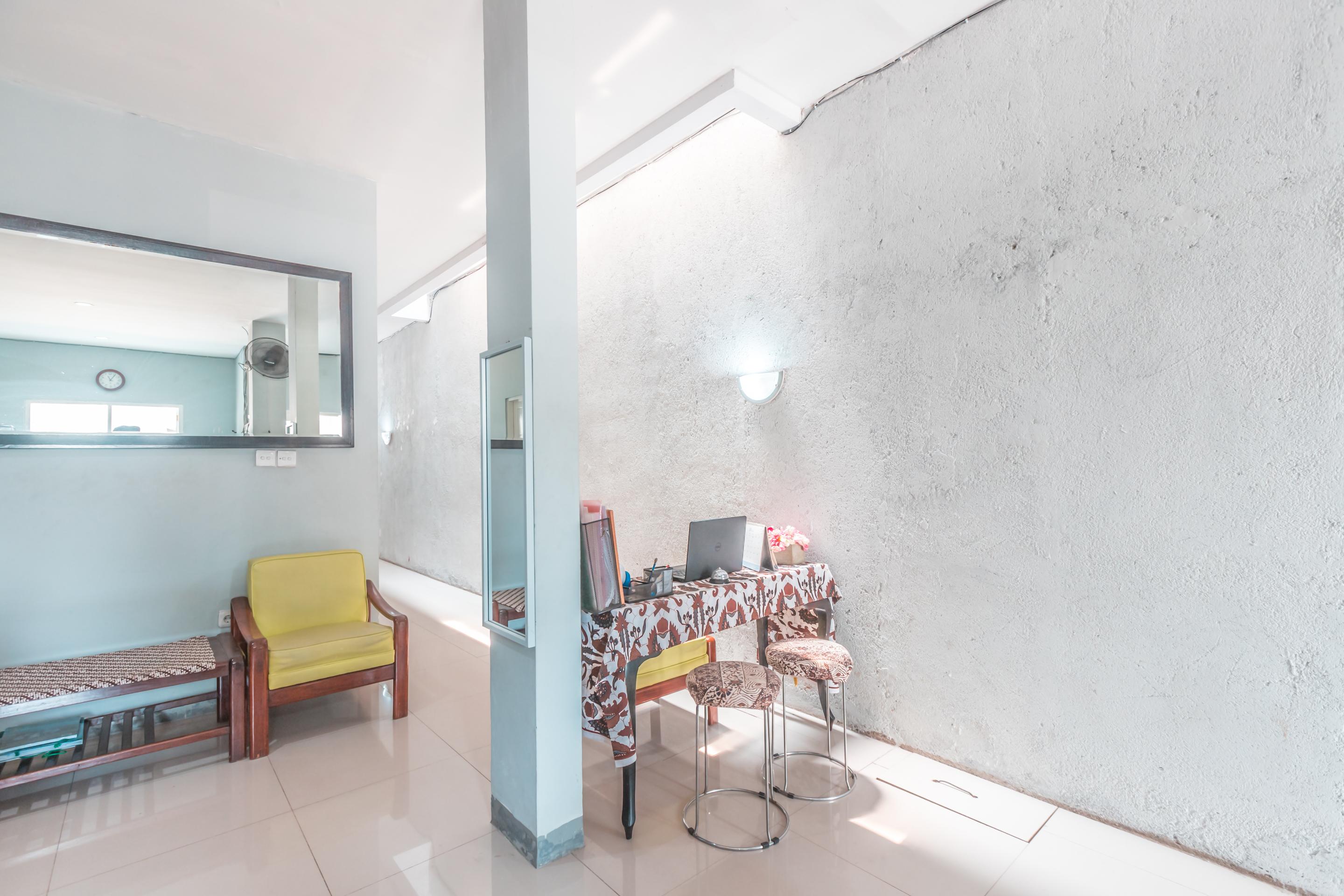Oyo 1555 Unik Guesthouse Syariah Jakarta Exteriör bild