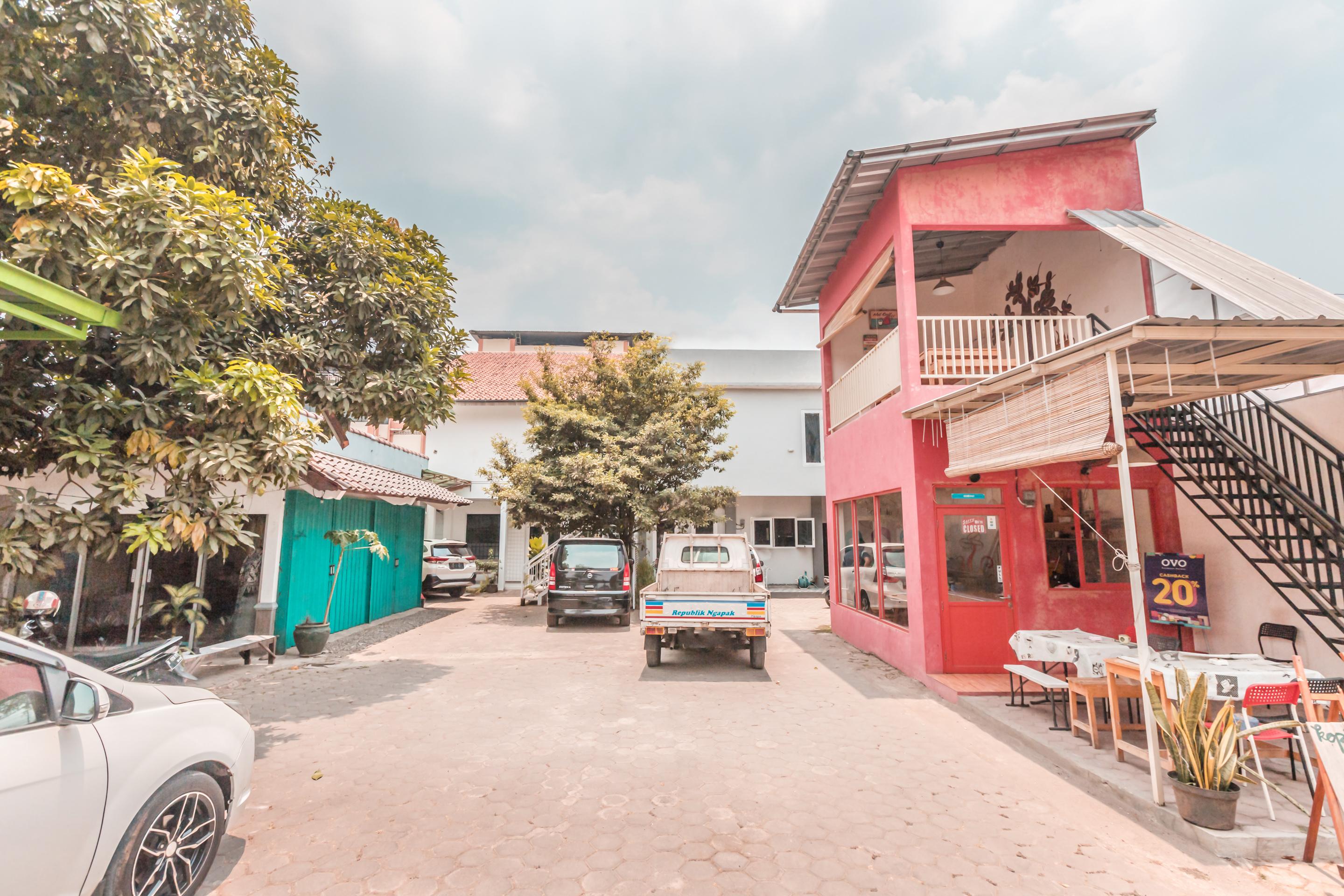 Oyo 1555 Unik Guesthouse Syariah Jakarta Exteriör bild